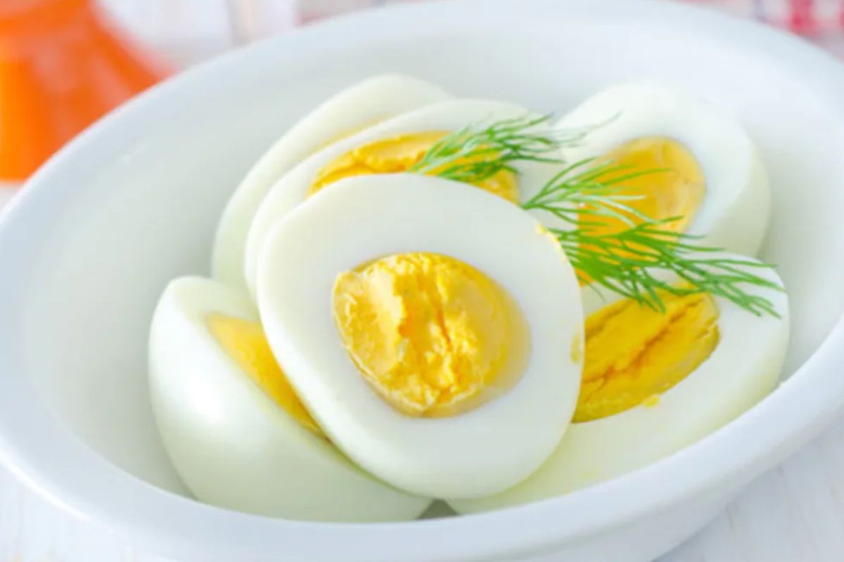 সকালের খাবারে থাকে ৩-৪টি ডিম, হালকা কিন্তু পুষ্টিকর খাবার। দুপুরেও তিনি প্রোটিন বাদ দেন না, যাতে শরীর ফিট, টোনড এবং সারাদিন এনার্জি ধরে রাখে।